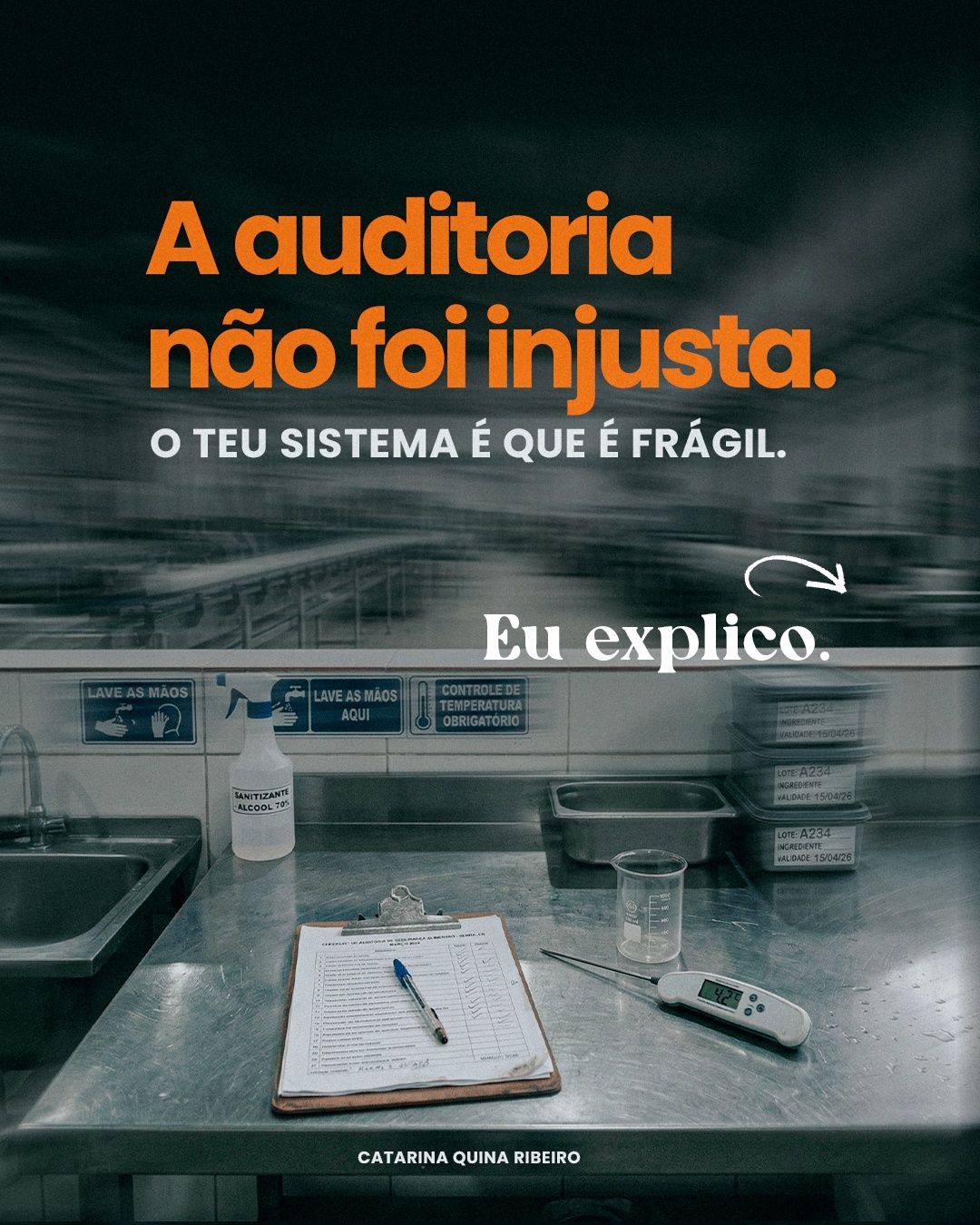 Contexto de auditoria com checklist e ambiente industrial controlado