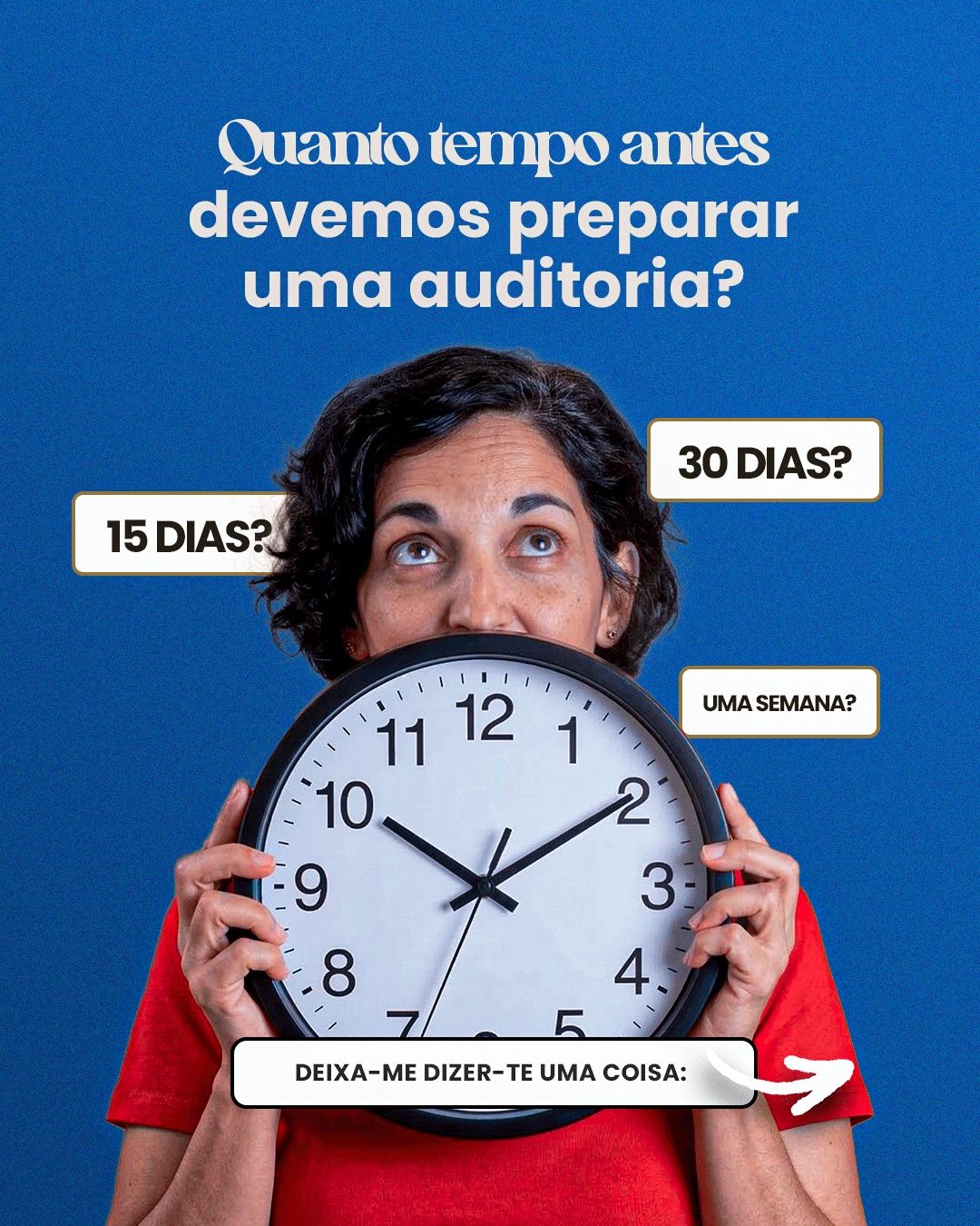 Mulher segurando um relógio, simbolizando a importância do planeamento para auditorias.