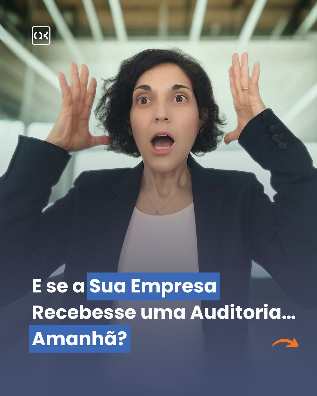 Pessoa em traje formal, com expressão de surpresa, ilustrando o impacto de uma auditoria surpresa.