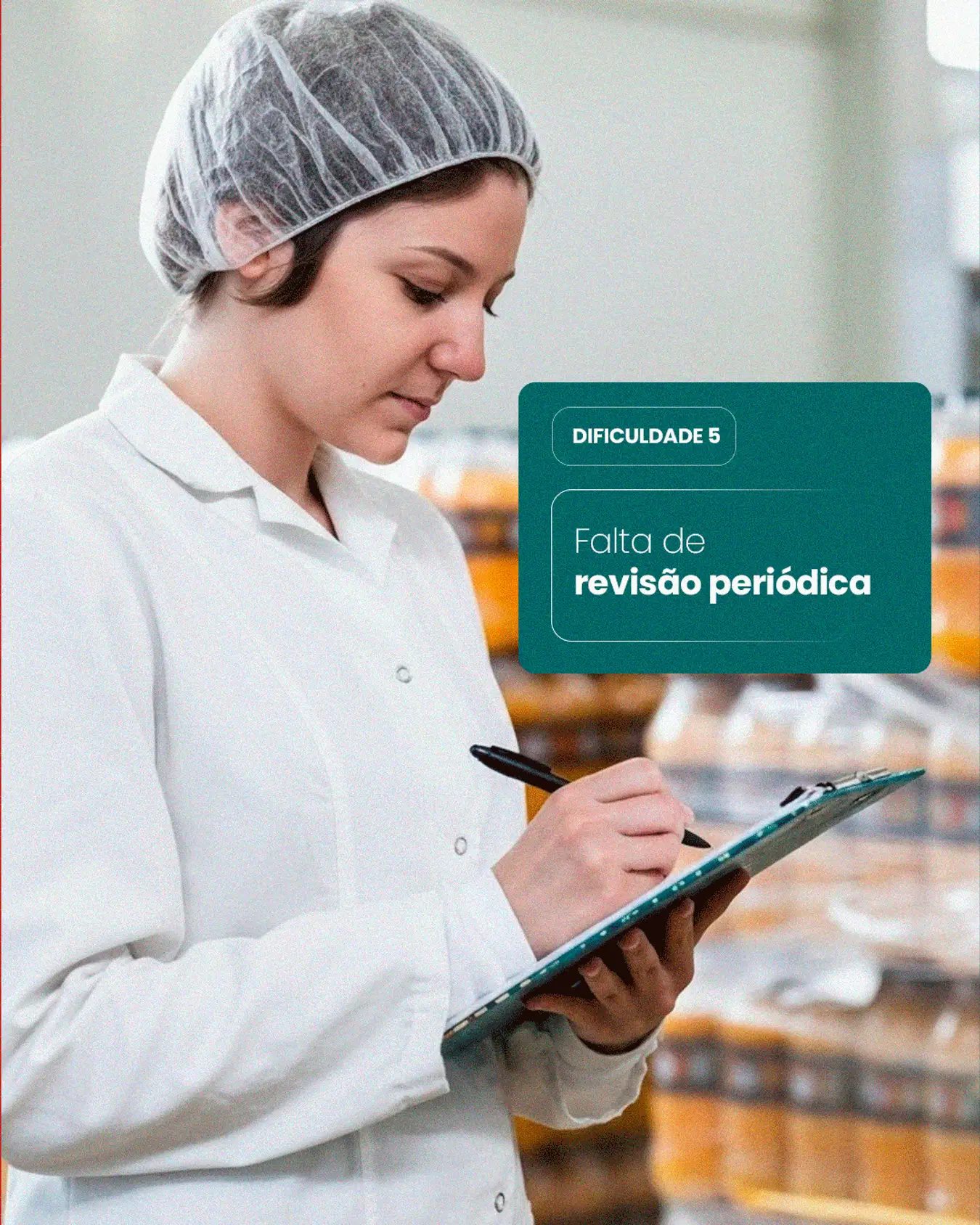 Profissional realizando inspeção com checklist para garantir conformidade