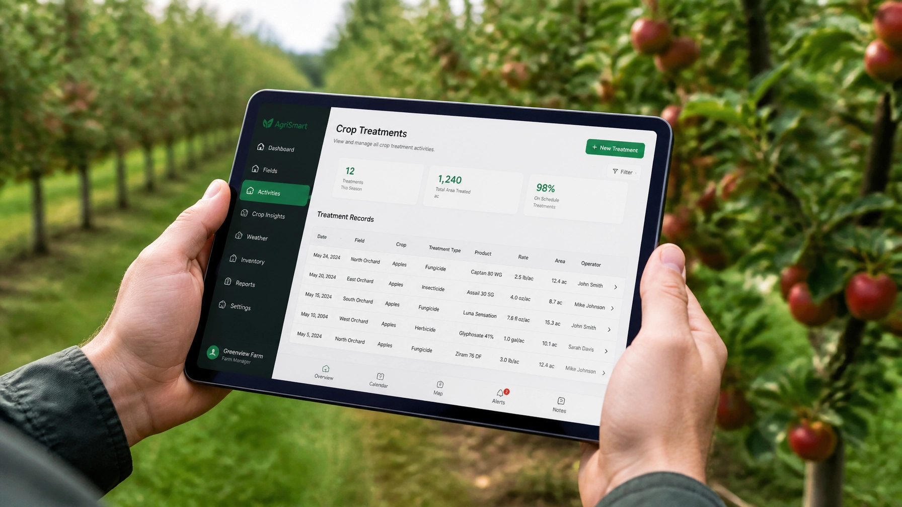 Mãos de um agricultor a utilizar um tablet para registar os tratamentos fitossanitários, garantindo a rastreabilidade total.